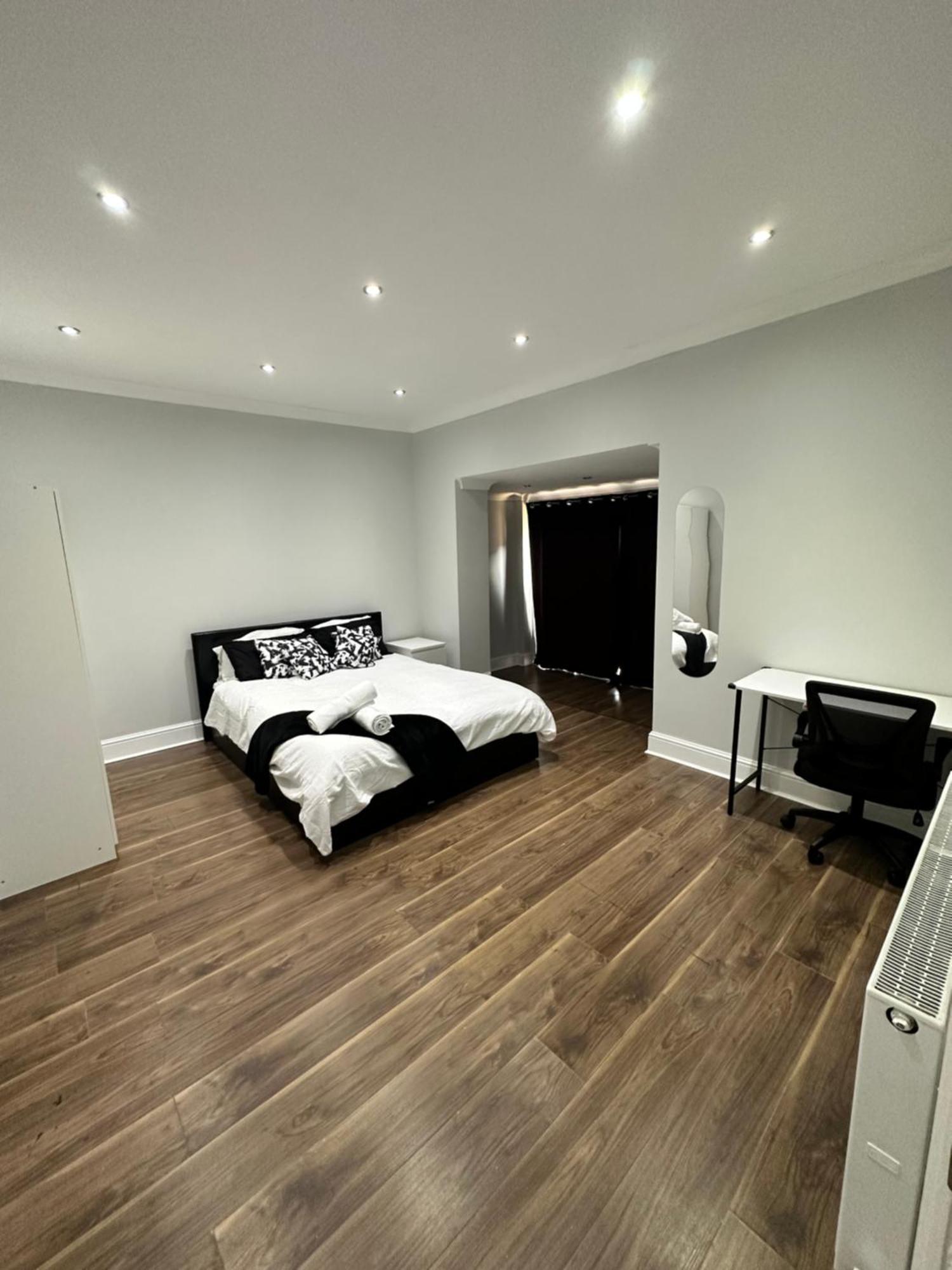 Black & White Double Bedroom Casa de hóspedes Londres